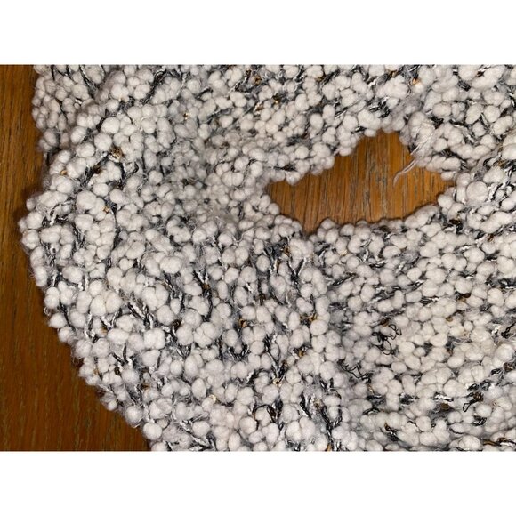 Chunky Knit Infinity Scarf In Cozy Bouclé Yarn For Winter Wear - Picture 2 of 4